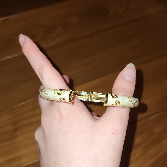 Elegant Gold and Cream Floral Bangle - Picture 4 of 4